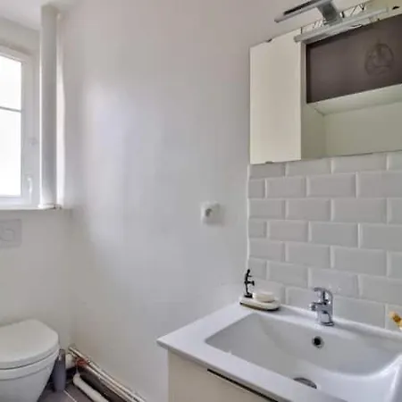 Flat Near Porte Clignancourt Metro Station 아파트 파리